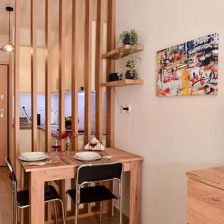 Alongside Waves 칼라마타